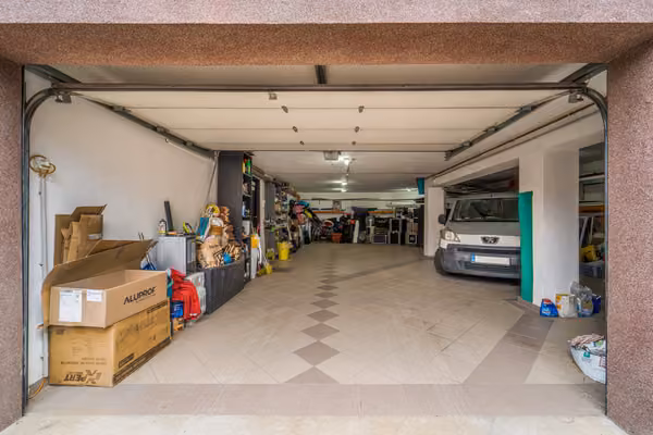 Csömörön ikerház - tágas terek, modern kényelem - Garázs - Több autó parkolására, ezen kívül saját tárolóegységek is találhatóak