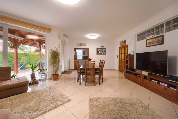 Csömörön ikerház - tágas terek, modern kényelem - Nappali - Innen jutunk ki a fedett teraszra