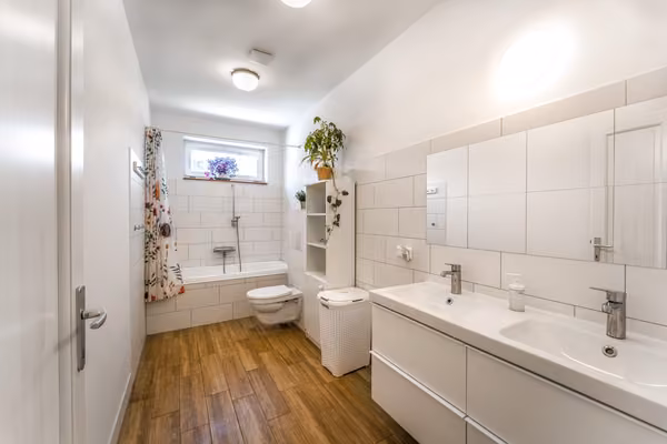 Csömörön, újszerű, egyszintes családi ház - Fürdőszoba - 7,5 m² nagyságú, dupla mosdóval, káddal, toalettel felszerelt