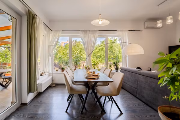 Mediterrán hangulat Csömör csendes utcájában – földszintes, wellness részleggel - Étkező - Hangulatos, napfényes étkező, közvetlen kijárattal a teraszra