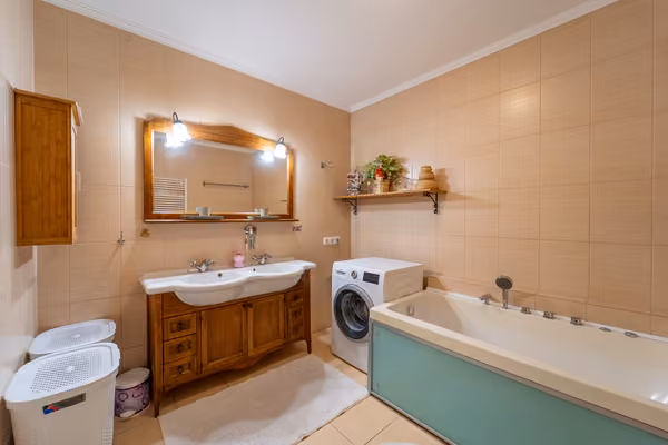 Mediterrán hangulat Csömör csendes utcájában – földszintes, wellness részleggel - Fürdőszoba - Fürdőszoba káddal, dupla mosdóval, wc-vel