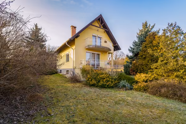 Csömörön, Ófalu részén, kétszintes, nappali+3 szobás ház - Homlokzat - -